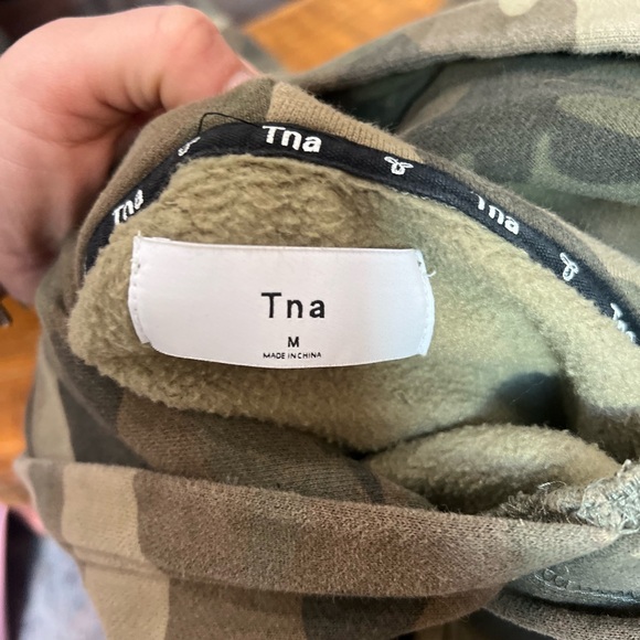 🤍 Camo Aritzia TNA The Perfect Hoodie Size M - Picture 3 of 5